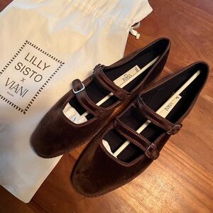 Viani Milano
Velvet Chocolate Double Mary Jane 
size 7.     38 European.